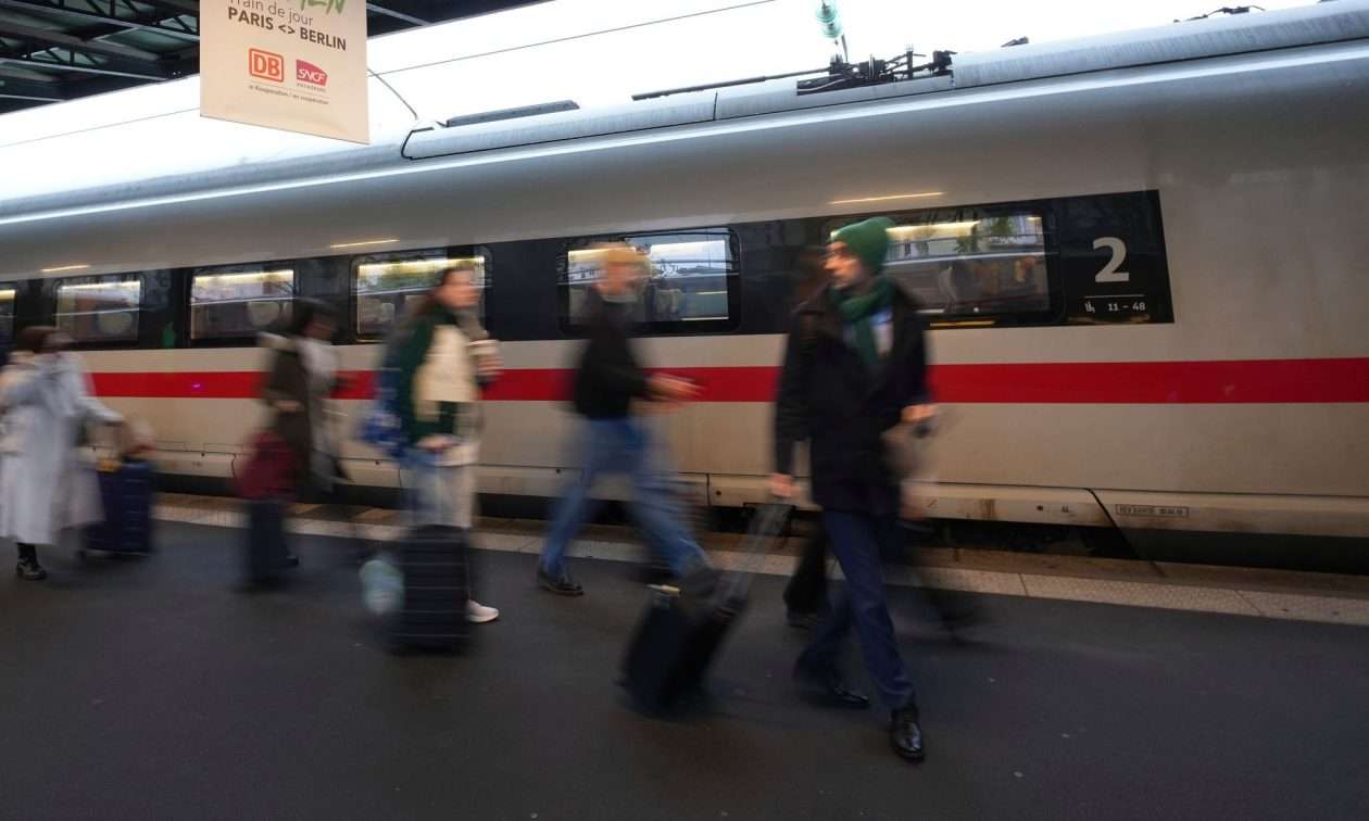 Πρόστιμο 200 ευρώ σε άντρα επειδή μιλούσε με ανοιχτή ακρόαση σε σταθμό τρένου