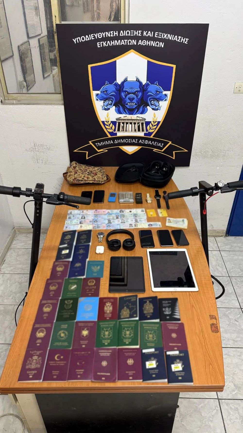 Αθήνα: Εντοπίστηκε “καβάτζα” με σωρεία πλαστών διαβατηρίων – Συνελήφθησαν δύο αλλοδαποί