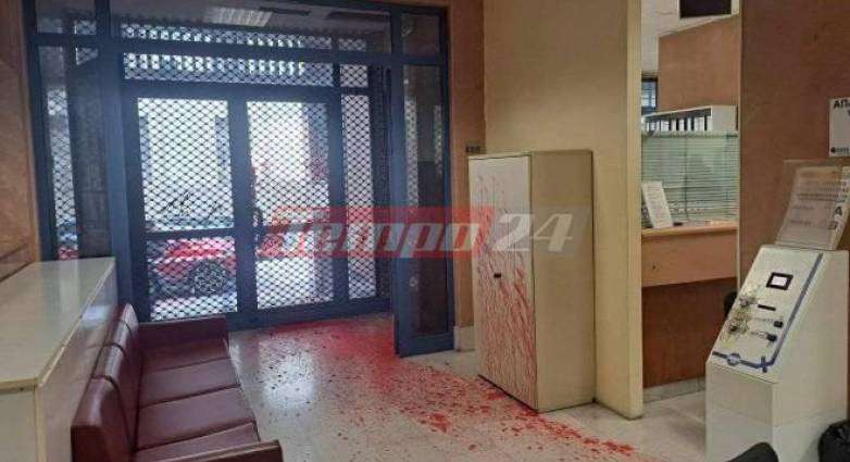 Πάτρα: Καταδρομική επίθεση στον ΕΦΚΑ – Έσπασαν τζάμια και πέταξαν μπογιές