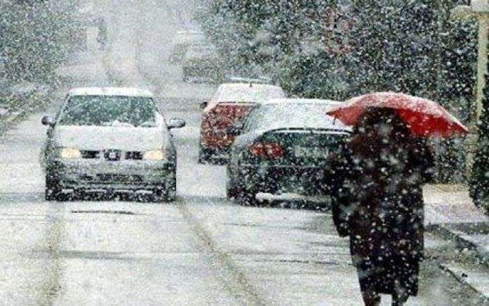 Καιρός: Ραγδαία επιδείνωση από την Τετάρτη με δύο απανωτά “κύματα” με βροχές και χιόνια – Οι περιοχές που θα το στρώσει