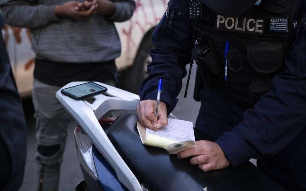 Νέος ΚΟΚ: «Βροχή» προστίμων για οδήγηση χωρίς κράνος – Πάνω από 2.000 παραβάσεις