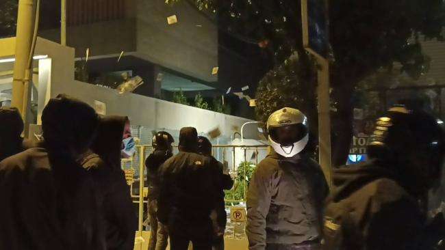 Παρέμβαση του «Ρουβίκωνα» έξω από το σπίτι του διευθύνοντα συμβούλου του ΟΣΕ