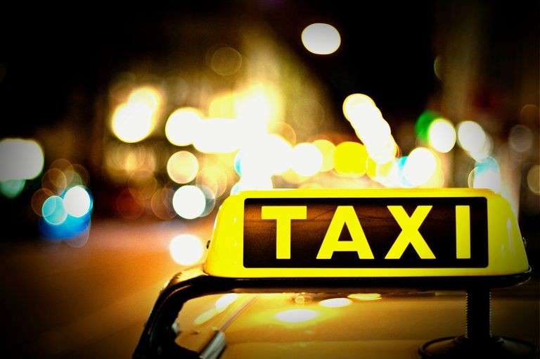 Οδηγός ταξί στην Αθήνα έκλεβε πιστωτικές κάρτες από πελάτες – Δε δίσταζε να παρασύρει τα θύματά του προκειμένου να διαφύγει