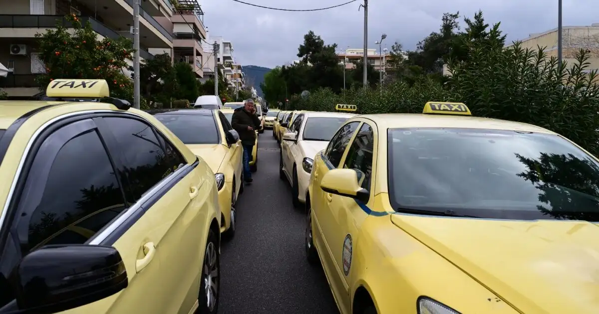 Οδηγοί ταξί: ΈΝΤΑΣΗ στη συγκέντρωση έξω από το υπουργείο Υποδομών και Μεταφορών