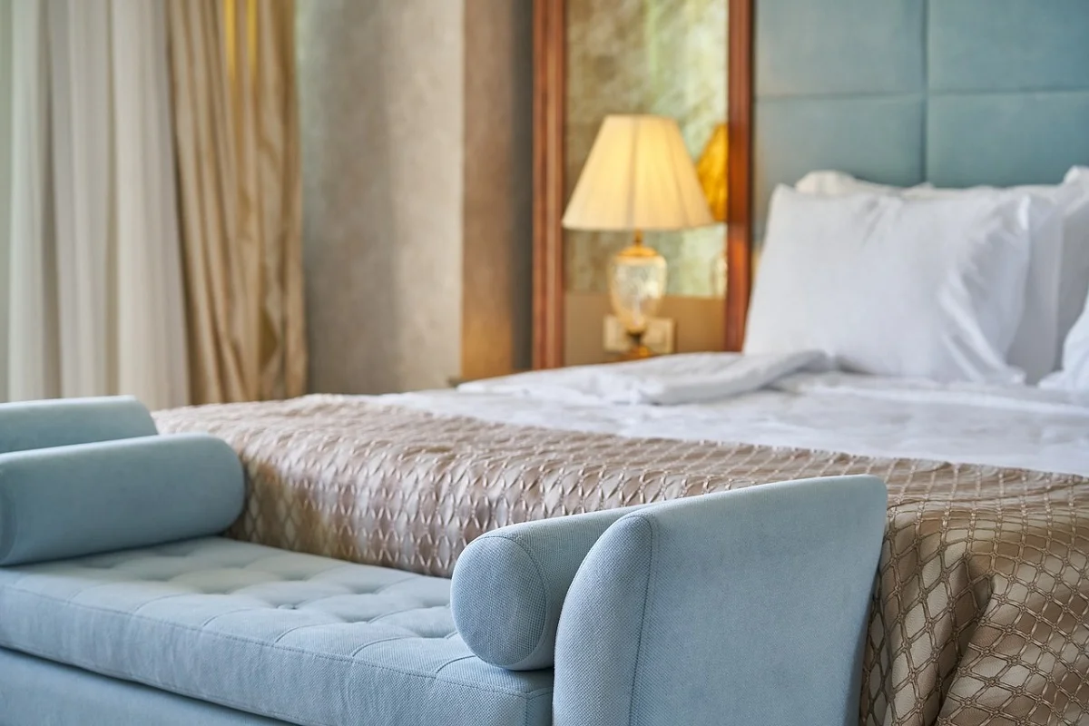 Ζευγάρι εντόπισε κρυφή κάμερα μέσα σε airbnb – “Δεν γνώριζα” λέει ο ιδιοκτήτης