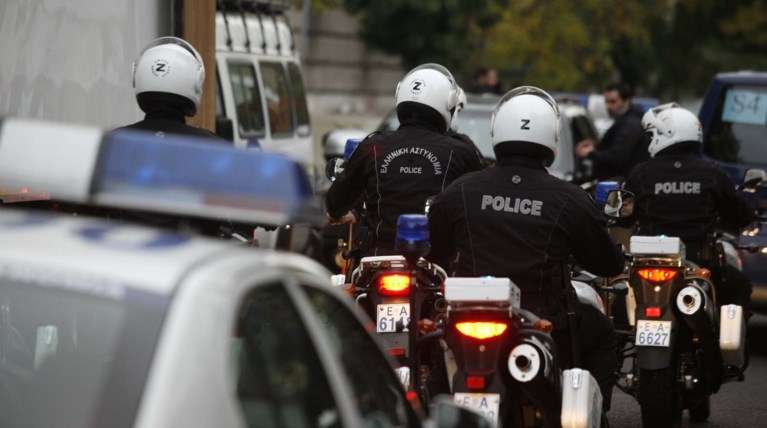 Αγία Βαρβάρα: Επιχείρηση της ΕΛ.ΑΣ. για την εξάρθρωση κυκλωμάτων διακίνησης ναρκωτικών – Οκτώ συλλήψεις, έφοδοι σε οικίες και κατάστημα