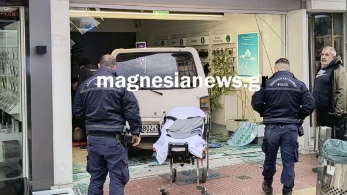 Έπαθε ανακοπή ενώ οδηγούσε και μπήκε με το φορτηγάκι του σε βιτρίνα καταστήματος