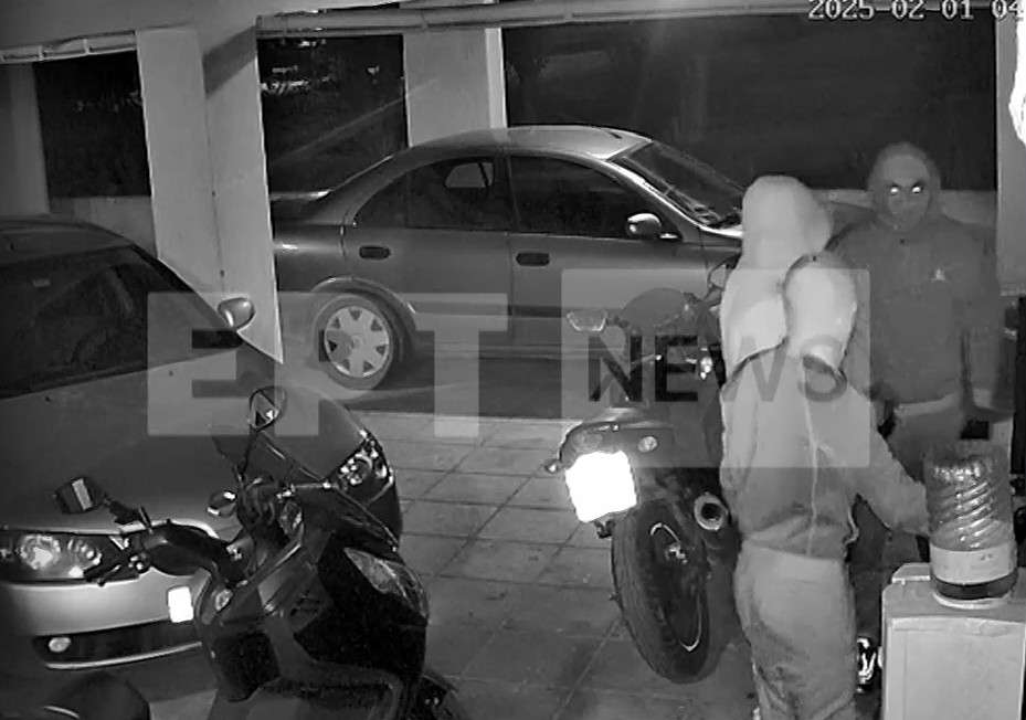 Διαρρήκτες άρπαξαν εργαλεία από αποθήκη στη Θεσσαλονίκη – Καρέ – καρέ η δράση τους