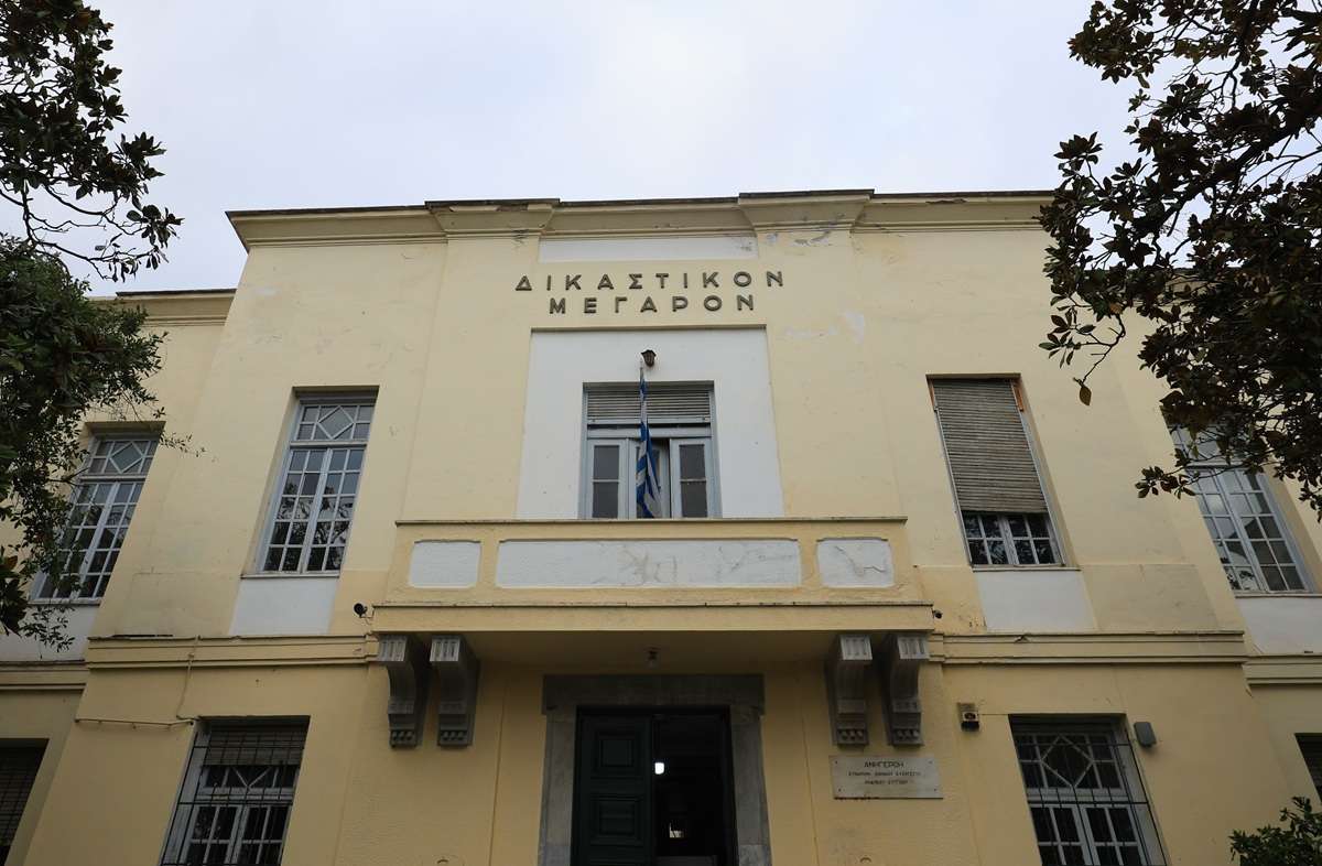Σήμερα η δίκη για το 3χρονο κοριτσάκι που έφερε μώλωπες στο σώμα του – Στο εδώλιο η μητέρα και ο σύντροφός της