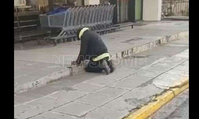 Bίντεο ντοκουμέντο με άνδρα που κάνει χρήση ηρωίνης μέρα μεσημέρι μπροστά σε σούπερ μάρκετ