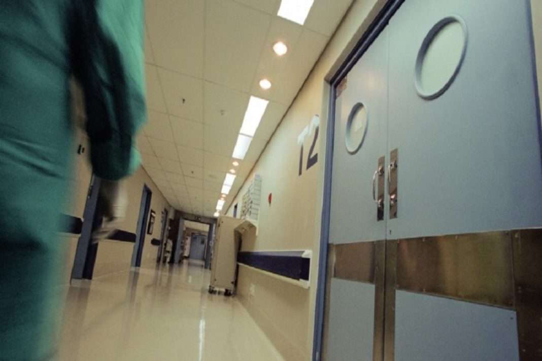 Μέσα σε μία ώρα είχε κρυάδες, γέμισε σημάδια λέει ο γιος της 54χρονης που πέθανε από μηνιγγίτιδα στον Πύργο