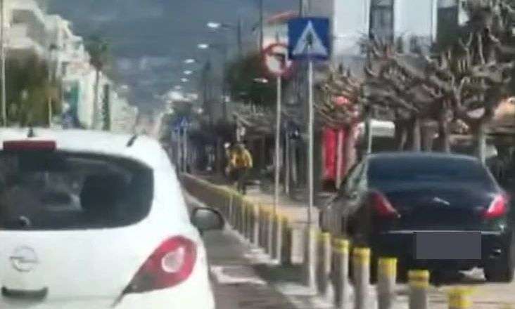 Οδηγός μπήκε με το αυτοκίνητο του στον ποδηλατόδρομο