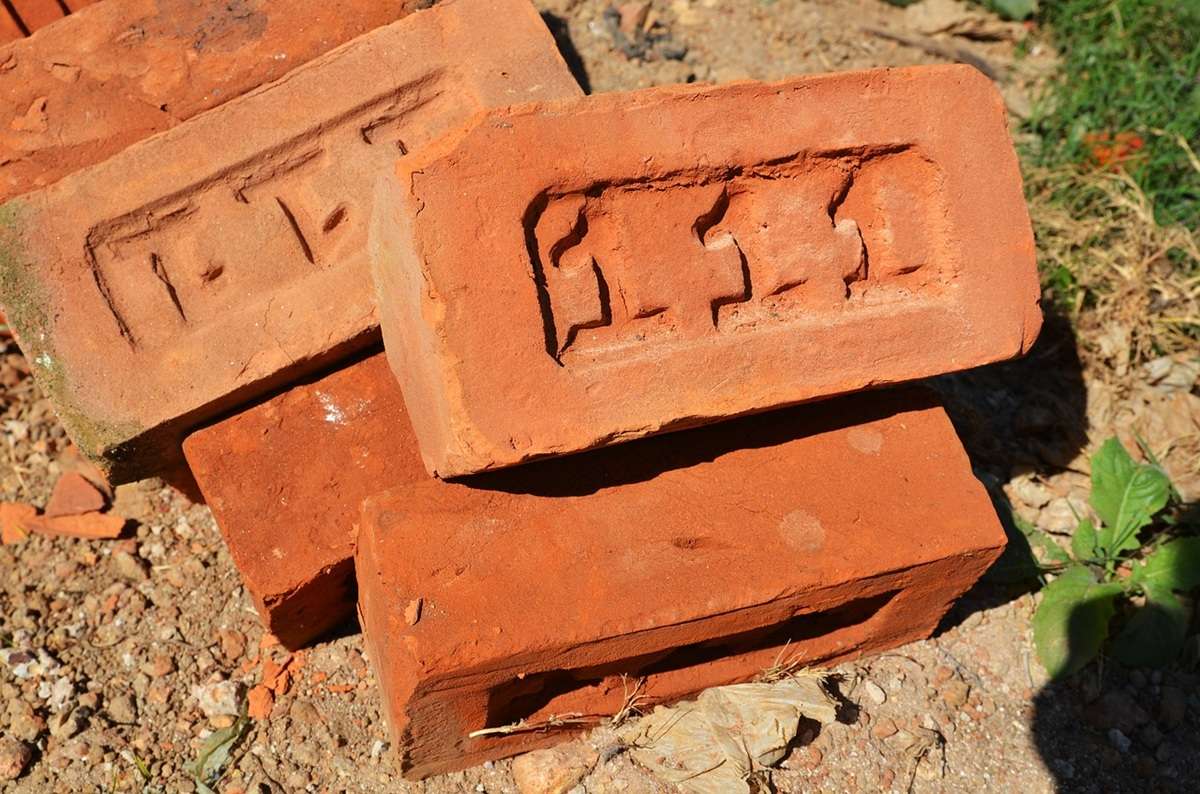 Πέταξε τούβλο στο κεφάλι του γείτονα επειδή μετακίνησε έναν κάδο απορριμμάτων