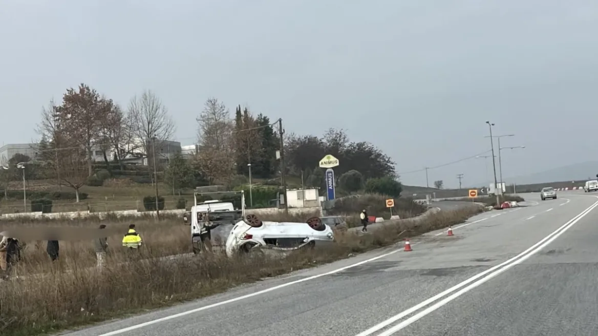 Τροχαίο με ανατροπή αυτοκινήτου στην εθνική οδό Λάρισας-Τρικάλων, ένας τραυματίας