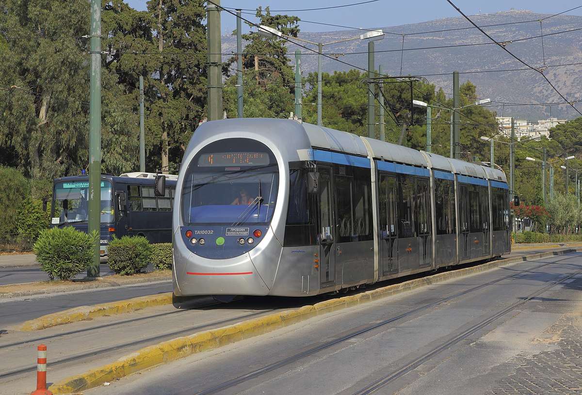 «ΣΥΓΚΡΟΥΣΗ» ταξί με τραμ στη λεωφόρο Αμαλίας!