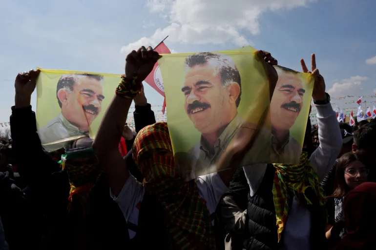 Η έκκληση για τη διάλυση του PKK αναδιαμορφώνει τη δυναμική ισχύος στην Τουρκία και τη Συρία