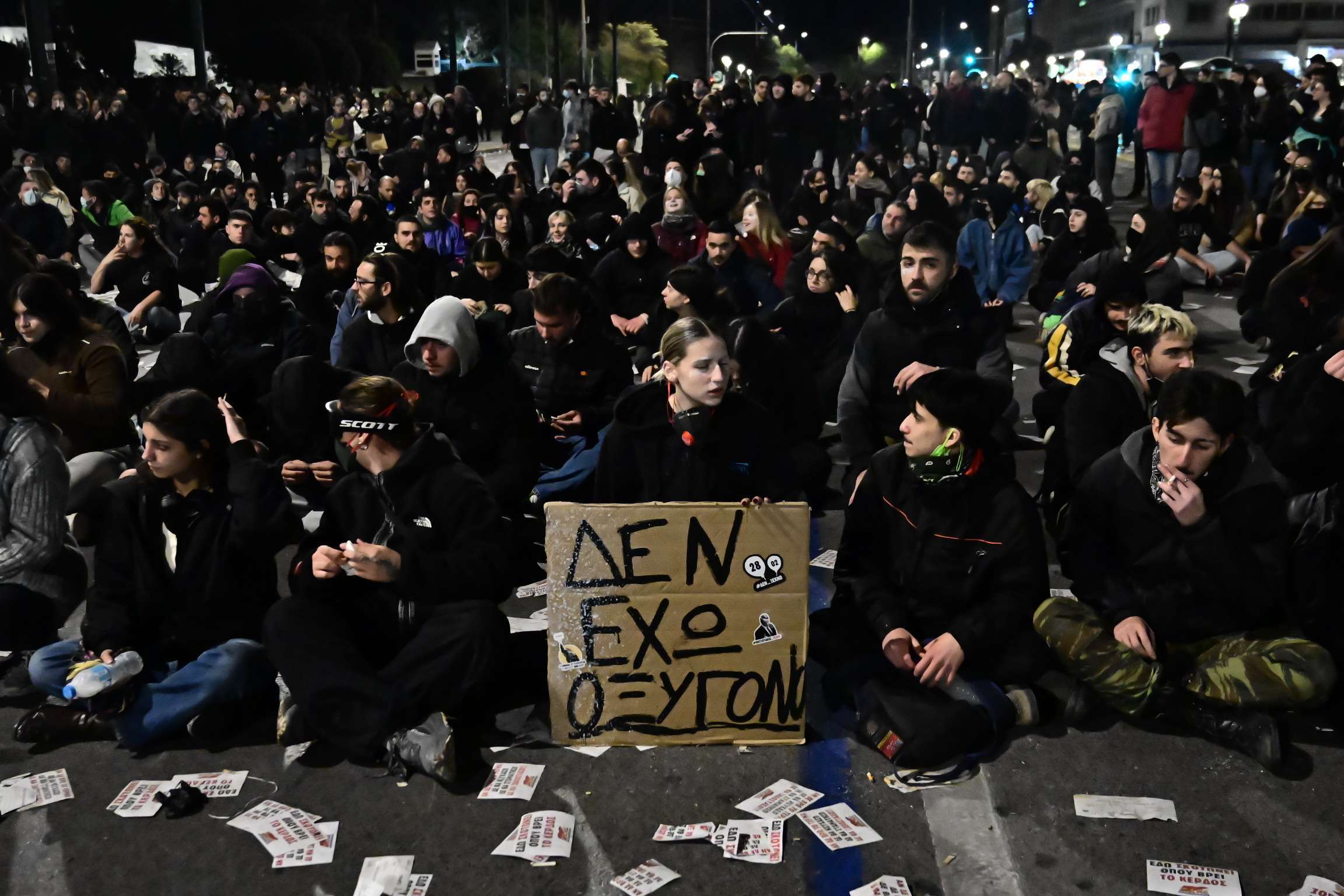 Επεισόδια στο Σύνταγμα μετά το συλλαλητήριο – Καθιστική διαμαρτυρία έξω από τη Βουλή – Πρώτες βοήθειες σε πάνω από 10 πολίτες – Ενας αστυνομικός τραυματίας