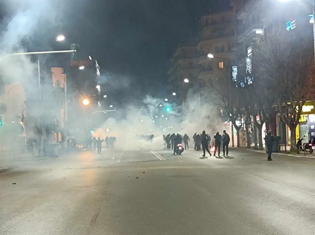Θεσσαλονίκη: Επεισόδια στο κέντρο μετά την μεγάλη πορεία για την τραγωδία στα Τέμπη (βίντεο)