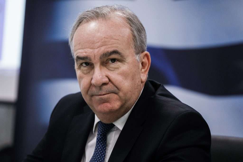 Παπαθανάσης: «Βγάζει την ουρά του» απέξω για το «μπάζωμα» στα Τέμπη!