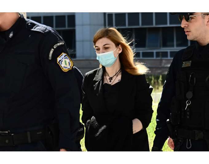 Ρούλα Πισπιρίγκου: Με τις φωτογραφίες της Μαλένας και της Ίριδας στο χέρι άκουσε την απόφαση για δις ισόβια – «Κοιτάξτε τες, θα σας στοιχειώσουν»
