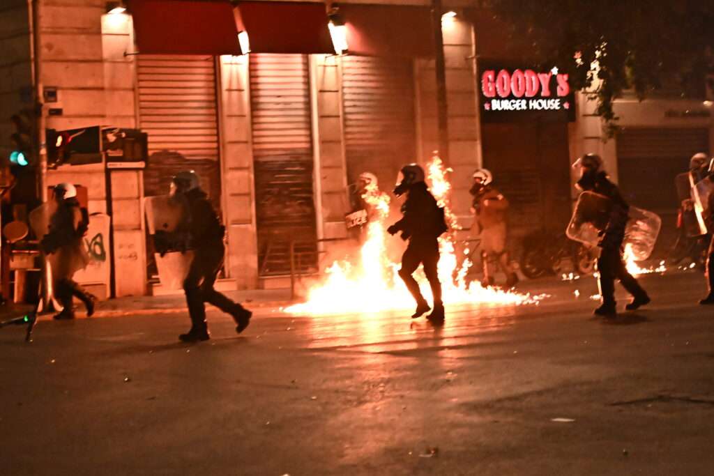 Επεισόδια στο Σύνταγμα: Κρότου λάμψης, μολότοφ και φωτιές