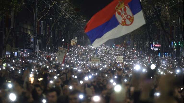 Περισσότεροι από 300.000 στους δρόμους στο Βελιγράδι