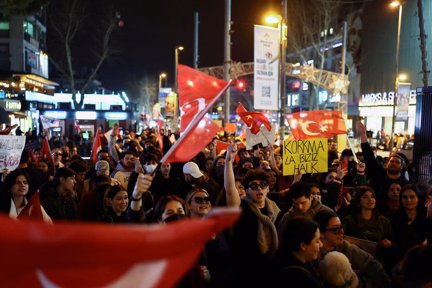 Σουηδός δημοσιογράφος φυλακίστηκε στην Τουρκία με την κατηγορία της τρομοκρατίας και της εξύβρισης