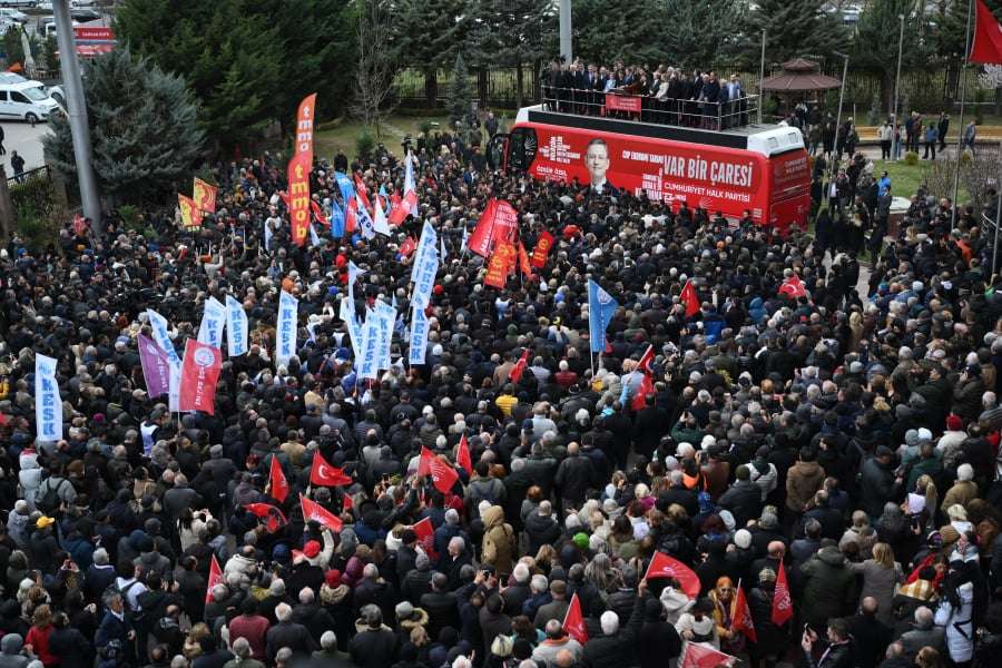Πλήθος υπέρ του Ιμάμογλου στην Κωνσταντινούπολη (βίντεο)
