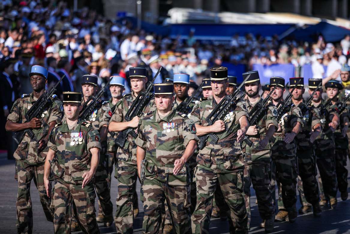 Πάει για πόλεμο; – Ο Μακρόν λέει ότι θα ανακοινώσει σχέδια για την «κινητοποίηση των πολιτών»