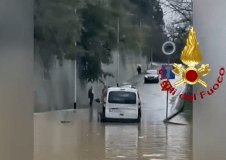 Κόκκινος συναγερμός στην Φλωρεντία: “Πνίγεται” από τις βροχοπτώσεις