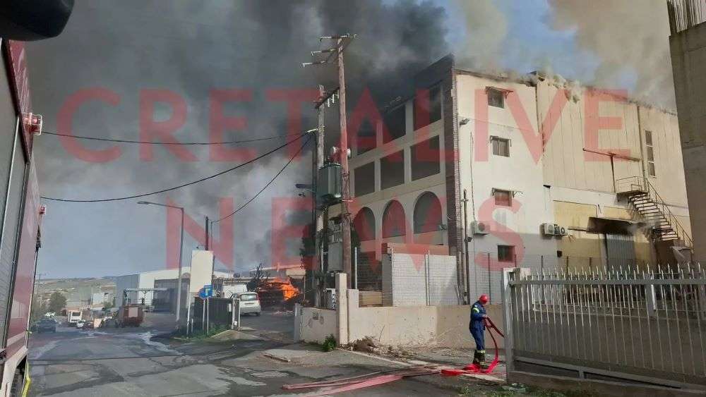 Κρήτη: Μεγάλη φωτιά στη ΒΙ.ΠΕ Ηρακλείου – Μήνυμα από το 112