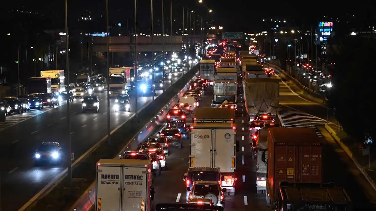 Τροχαίο ατύχημα στην άνοδο του Κηφισού – Στο σημείο ασθενοφόρα και Πυροσβεστική