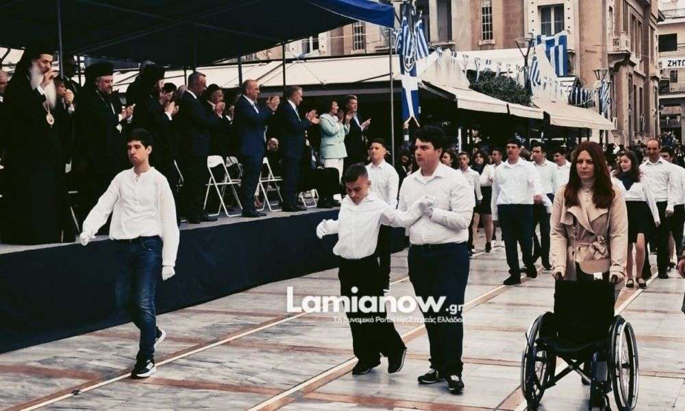 Ράγισε καρδιές μαθητής στη Λαμία: Σηκώθηκε από το αμαξίδιο και παρήλασε με τη δύναμη της ψυχής του