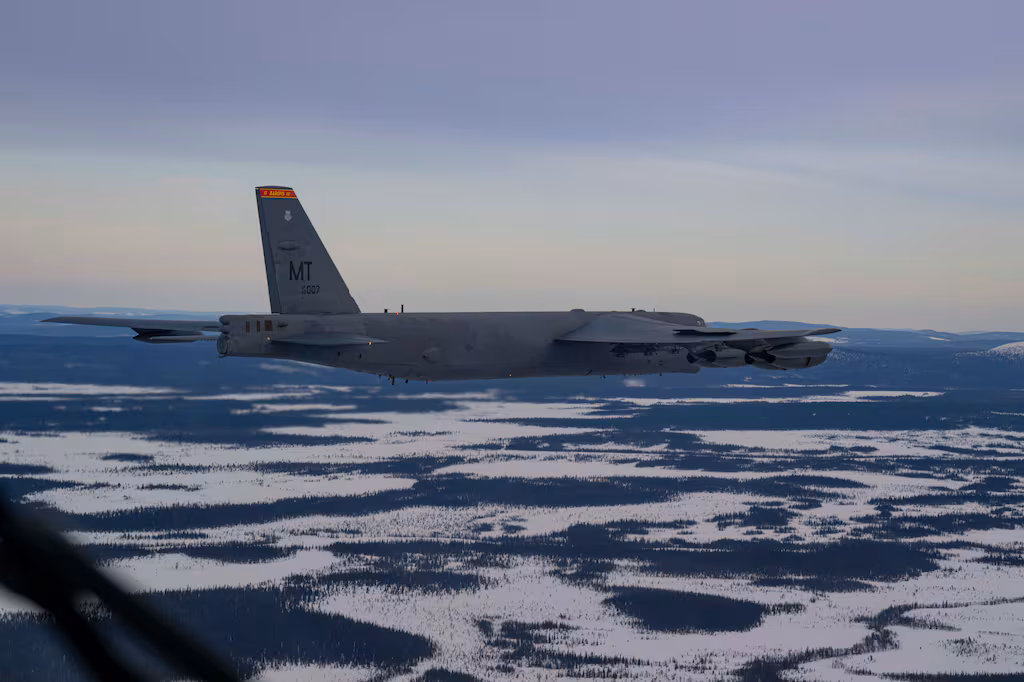 Τα B-52 εκπαιδεύονται πάνω από τις σκανδιναβικές χώρες για να δείξουν την υποστήριξή του ΝΑΤΟ