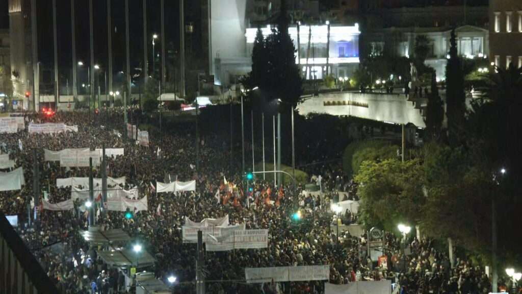 Σύνταγμα: Λαοθάλασσα στο συλλαλητήριο για τα Τέμπη