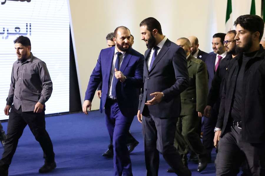 Κούρδοι σε αντιπαράθεση με τη νέα κυβέρνηση της Συρίας: Αμφισβητούν την νομιμότητά της λόγω του αποκλεισμού της κοινωνίας