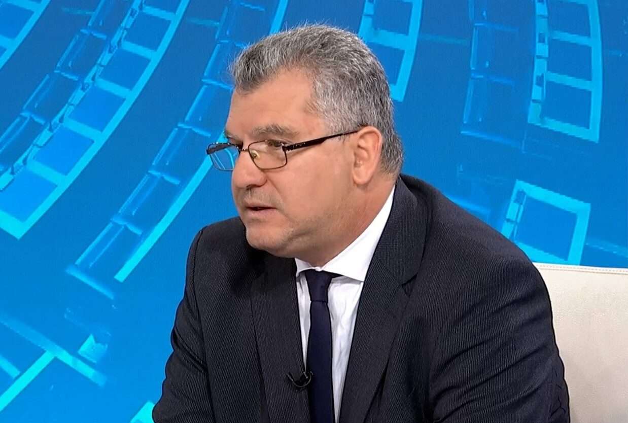 Συνταγματολόγος κατακεραυνώνει Τριαντόπουλο – «Παραβιάζει το άρθρο 86 για να αποφύγει αποκαλύψεις»