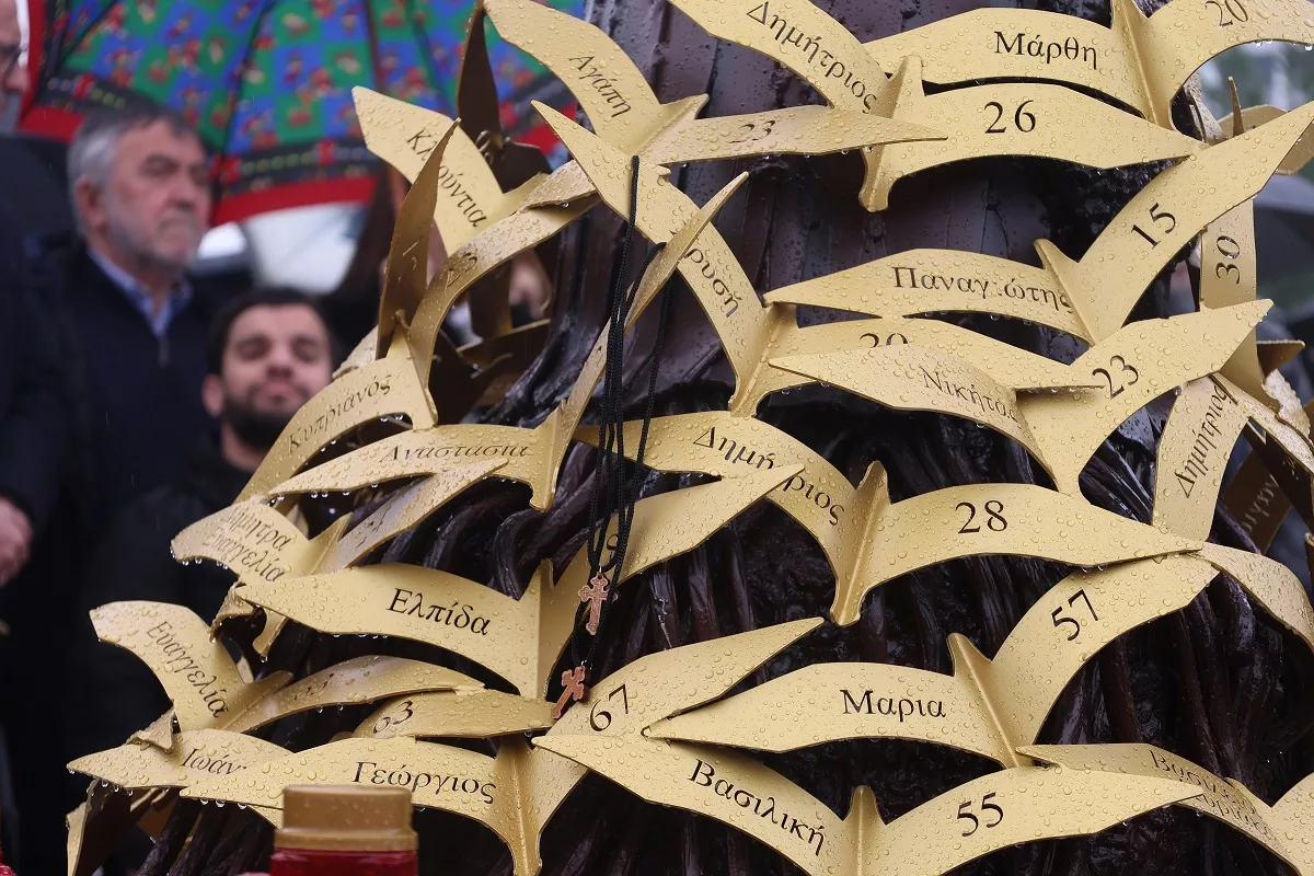 Θεσσαλονίκη: Το «Δένδρο της Μνήμης»: Τα 57 ονόματα των θυμάτων της τραγωδίας των Τεμπών χαραγμένα σε χρυσά πουλιά σε μνημείο