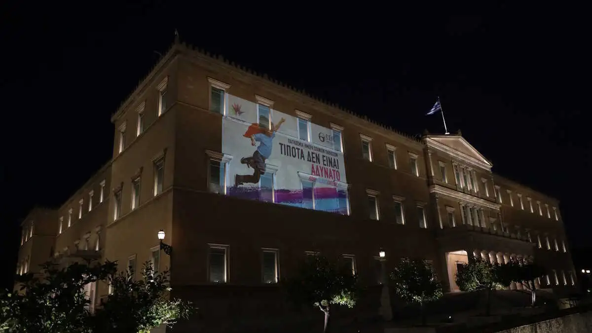 Φωταγωγήθηκε η Βουλή για την Παγκόσμια Ημέρα Σπάνιων Παθήσεων – «Τίποτα δεν είναι αδύνατο»