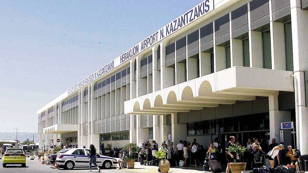 Ηράκλειο: Ακυρώσεις πτήσεων λόγω ισχυρών νοτιάδων – Έπεσε στύλος στην παραλιακή