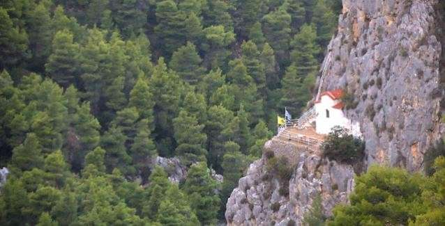 Ένα εκκλησάκι πάνω στον βράχο – Πάρνηθα ή Άγιο Όρος; (Βίντεο)