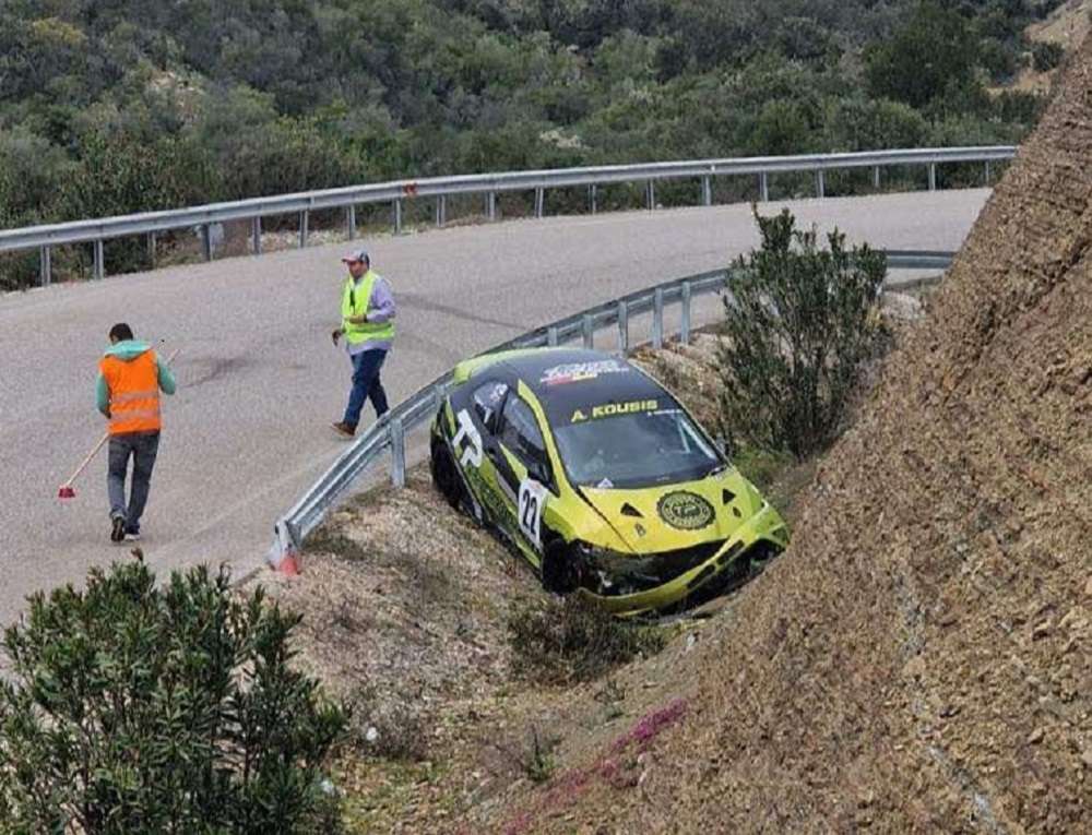Αγρίνιο: Αγωνιστικό αυτοκίνητο έπεσε πάνω στις προστατευτικές μπάρες (Βίντεο)