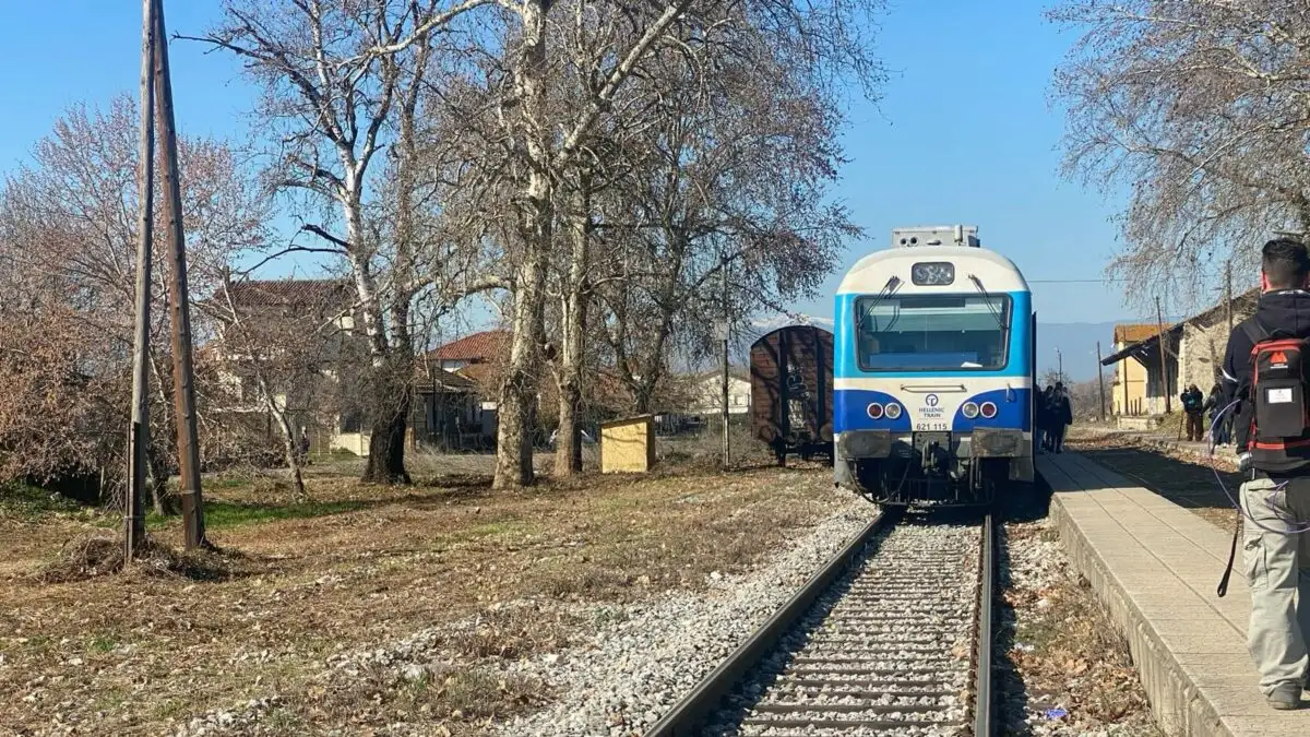 Ημαθία: Με ελαφρύ κάταγμα στο κρανίο ο 17χρονος που παρασύρθηκε από το τρένο στην Αλεξάνδρεια – Καταθέτει ο μηχανοδηγός