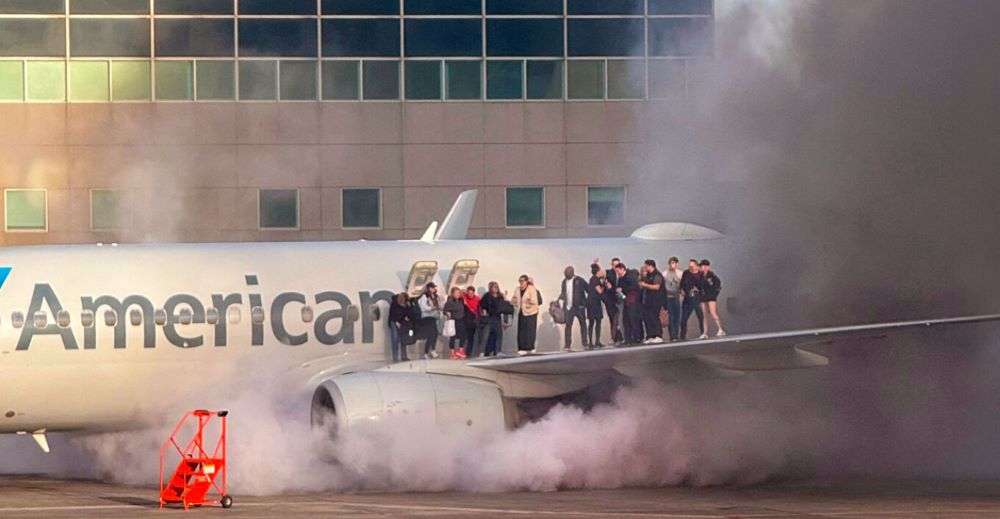 Φωτιά σε Boeing της American Airlines μετά την προσγείωσή του στο Ντένβερ – Οι επιβάτες περίμεναν όρθιοι στο φτερό για να απομακρυνθούν