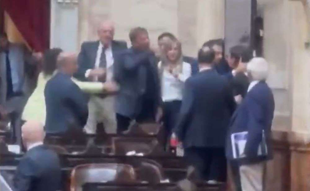 Βουλευτές πιάστηκαν στα χέρια σε συζήτηση για σκάνδαλο κρυπτονομισμάτων
