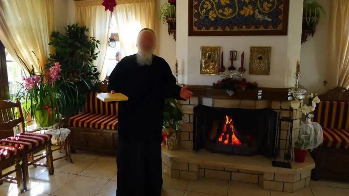 Λαμία: «Με συνέλαβαν τα γαϊδούρια!» – Οργισμένη αντίδραση αρχιμανδρίτη μετά από μυστήριο στο νεκροκρέβατο
