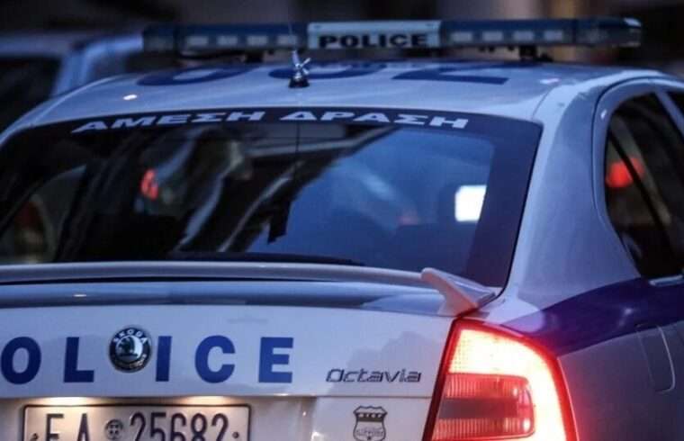 Σαλαμίνα: Οδηγός ξέφυγε από τον δρόμο, γκρέμισε μάντρα και εξαφανίστηκε