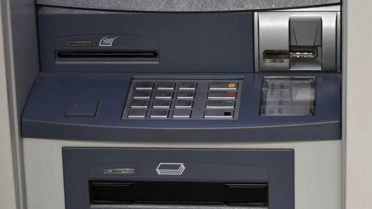 Χαμός στον Πύργο: ATM «ξέβραζε» 50ευρα – «Χιλιάδες ευρώ στον δρόμο» λέει ο άνδρας που τα βρήκε