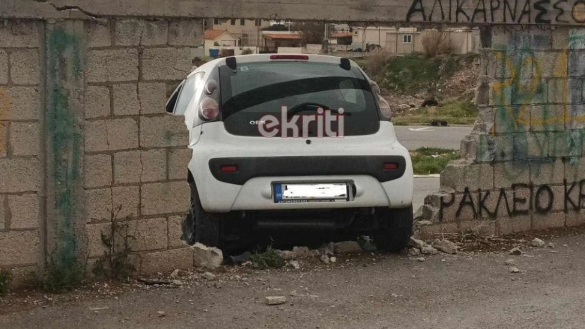 Αυτοκίνητο στο Ηράκλειο έπεσε σε τοίχο και τον διαπέρασε