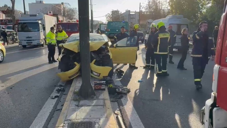 «Αφρενάριστο πήγε, κάτι έπαθε ο οδηγός» – Τι αναφέρει αυτόπτης μάρτυρας του τροχαίου στην Πειραιώς